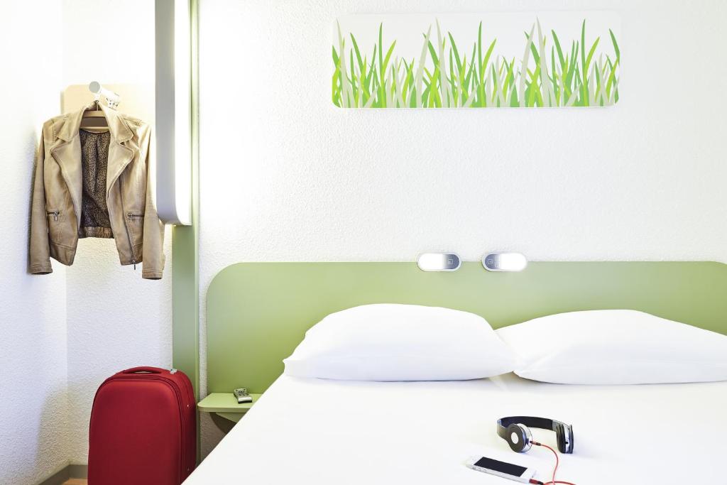 Postel nebo postele na pokoji v ubytování Hotel Ibis Budget Lyon Eurexpo -