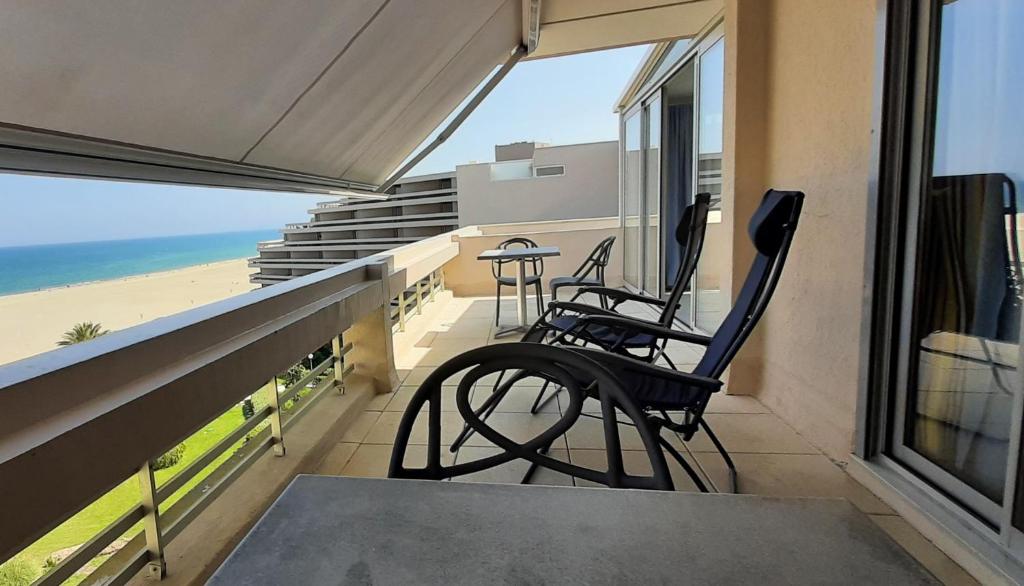 a balcony with chairs and a view of the beach at 20 m2 de terrasse face à la mer à Canet en Roussillon in Canet-en-Roussillon
