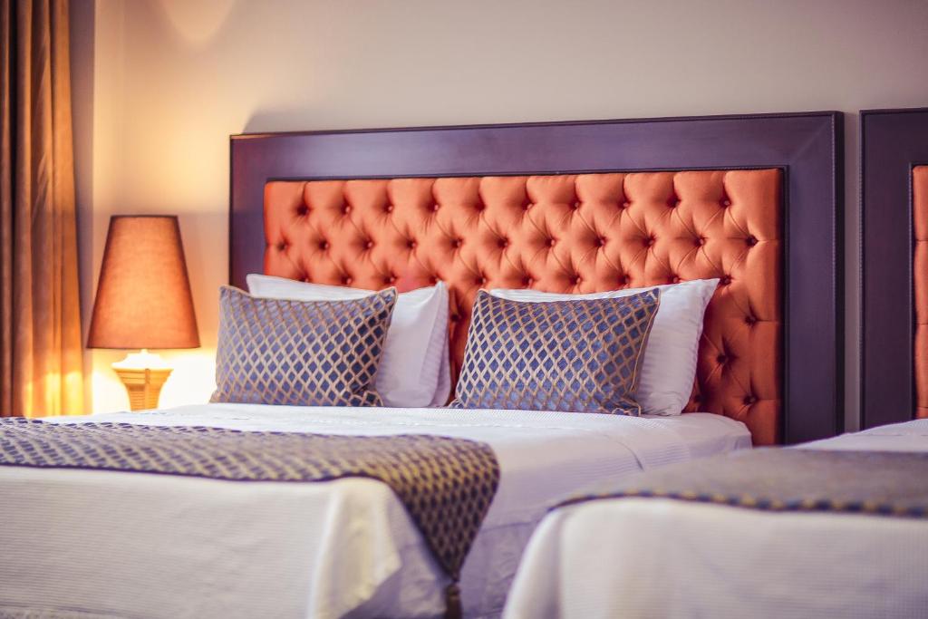 Ліжко або ліжка в номері Hotel Intourist Palace Batumi