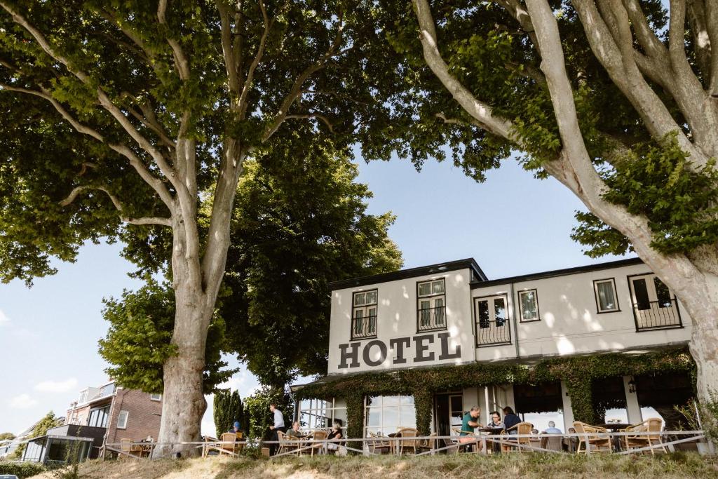 un hôtel avec des arbres devant lui dans l'établissement Hotel Restaurant Belvédère, à Schoonhoven