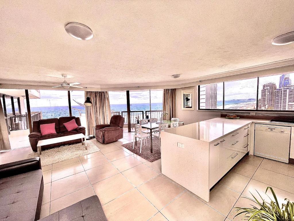 eine Küche und ein Wohnzimmer mit Meerblick in der Unterkunft Spacious & Magnificent Views Apartment in Gold Coast