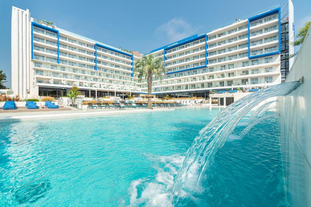 罗列特海岸L'Azure Hotel 4* Sup的大型建筑前的喷泉