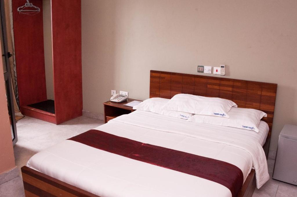 Una cama o camas en una habitación de Triple Hill Hotel