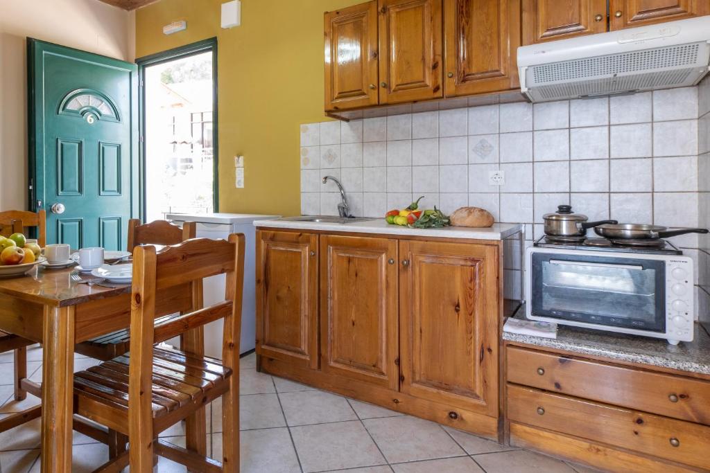 Kuchyňa alebo kuchynka v ubytovaní Apostolos Apartment 6