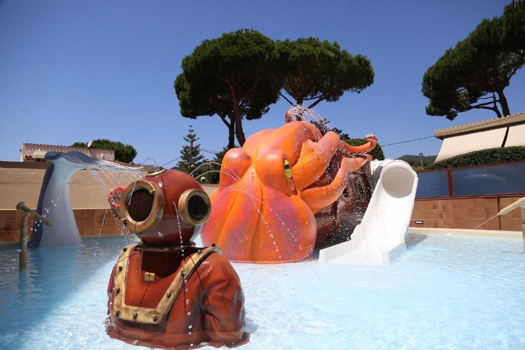 una persona disfrazada de pulpo en un parque acuático en htop Calella Palace & SPA 4Sup #htopFun en Calella