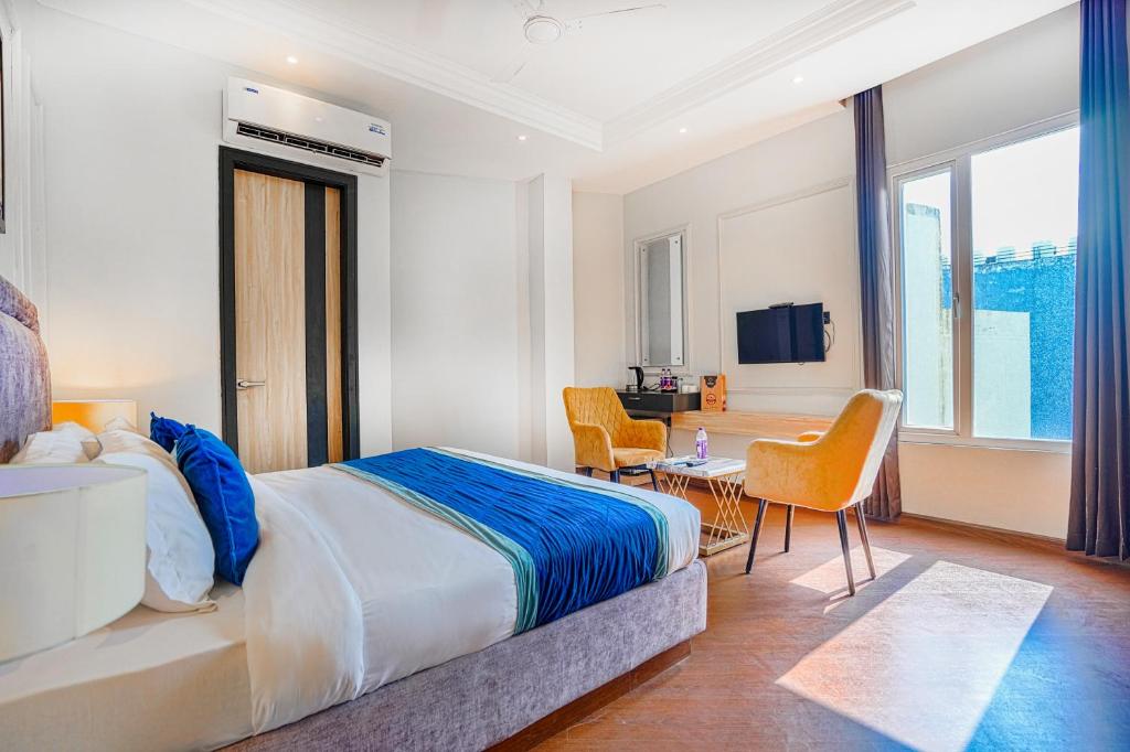 pokój hotelowy z łóżkiem, stołem i krzesłami w obiekcie Hotel Grand Cabbana By Levelup Hotels w mieście Amritsar