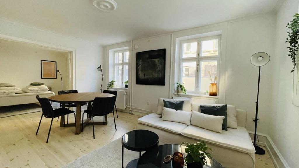 - un salon avec un canapé et une table dans l'établissement ApartmentInCopenhagen Apartment 1514, à Copenhague