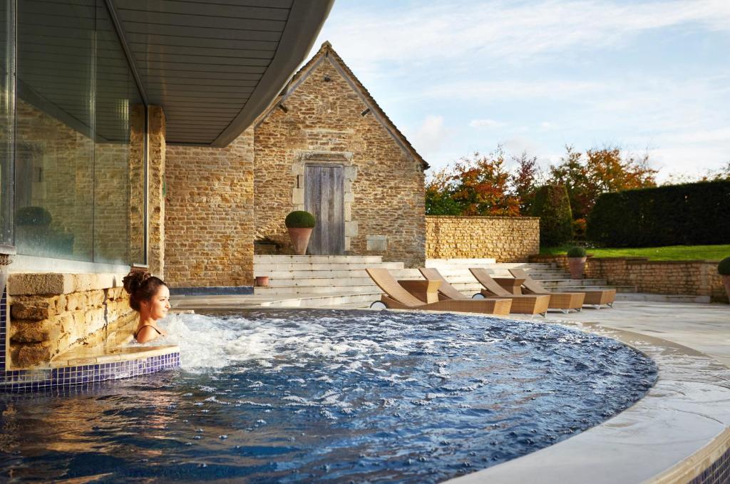 Bazén v ubytování Whatley Manor nebo v jeho okolí