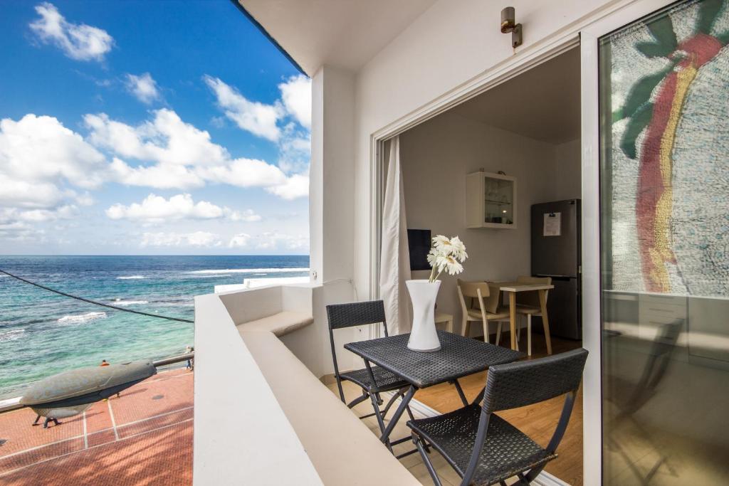 ラスパルマス・デ・グランカナリアにあるAzul Apartmentの海の景色を望む客室です。