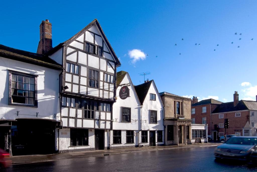 un viejo edificio blanco y negro en una calle en Chapter House en Salisbury