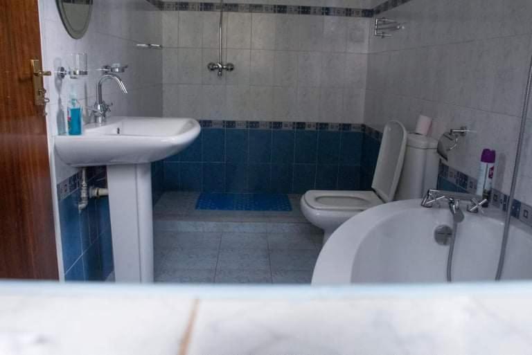 Vannituba majutusasutuses Zoe Homes 3br Mansionette Own Compound Kericho town near Green Square mall