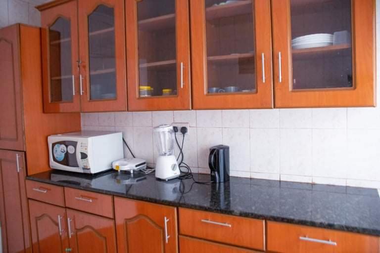Köök või kööginurk majutusasutuses Zoe Homes 3br Mansionette Own Compound Kericho town near Green Square mall