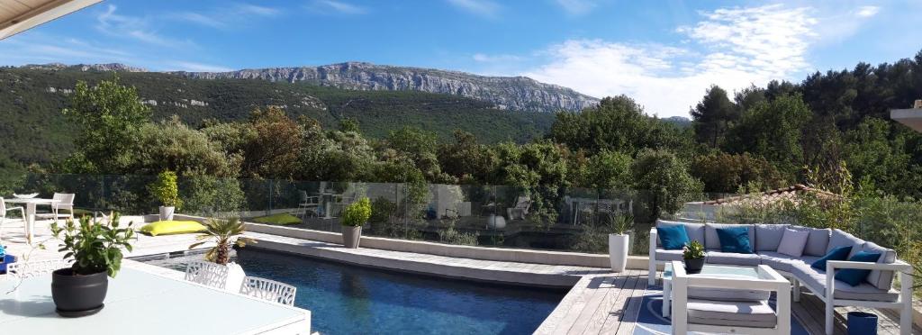 a house with a swimming pool with a view of a mountain at Magnifique suite familiale in Nans-les-Pins