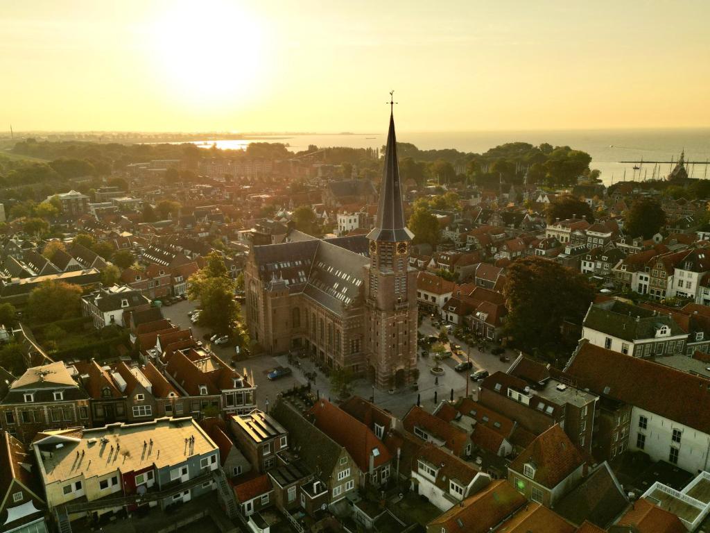 een luchtzicht op een stad met een kerk bij Heavens Hotel in Hoorn