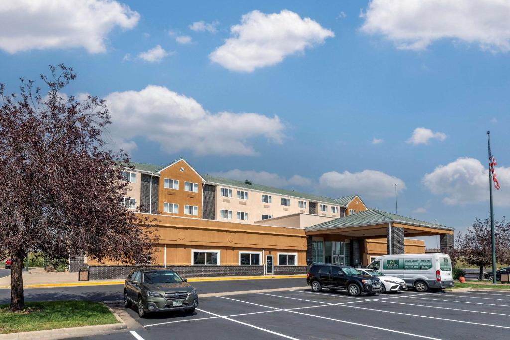 a parking lot with cars parked in front of a building at Quality Inn and Suites Denver Airport - Gateway Park in Aurora