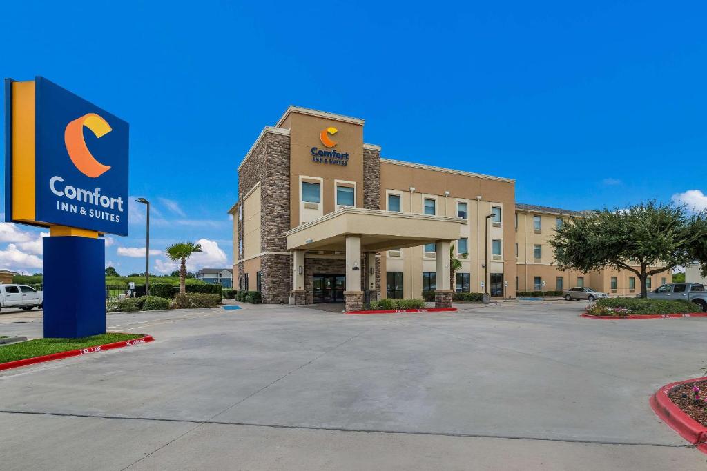 ein Hotel mit einem Schild vor einem Parkplatz in der Unterkunft Comfort Inn & Suites Victoria North in Victoria