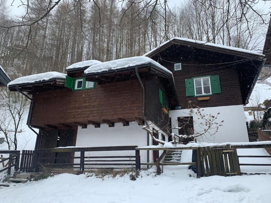 L'établissement Kleine Alpenhütte in Lend neben der Salzach en hiver