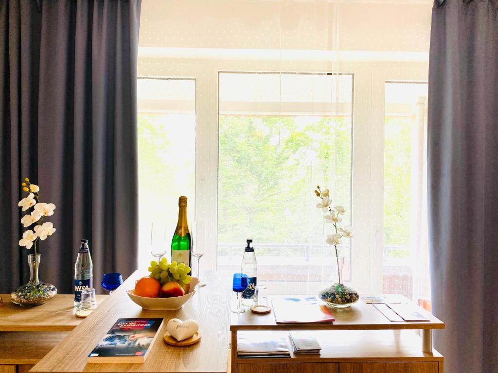 einen Tisch mit einer Obstschale und einem Fenster in der Unterkunft Welcome to Messe! Two-bedroom SmartApartment &Balcony in Hannover