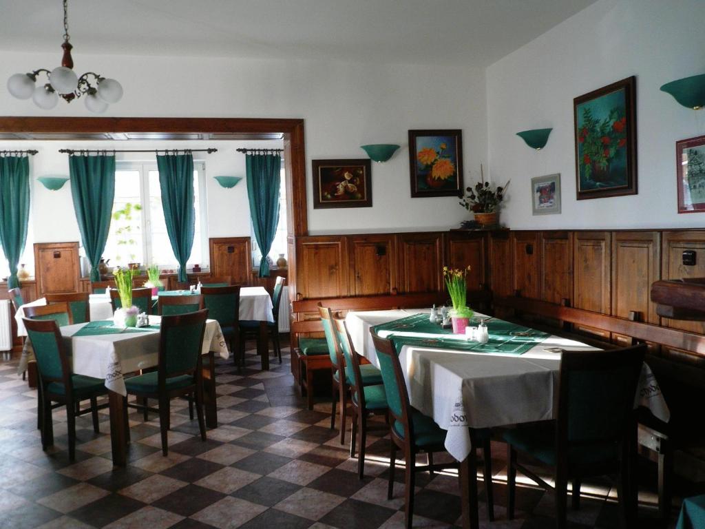 A restaurant or other place to eat at Penzion U Studánky