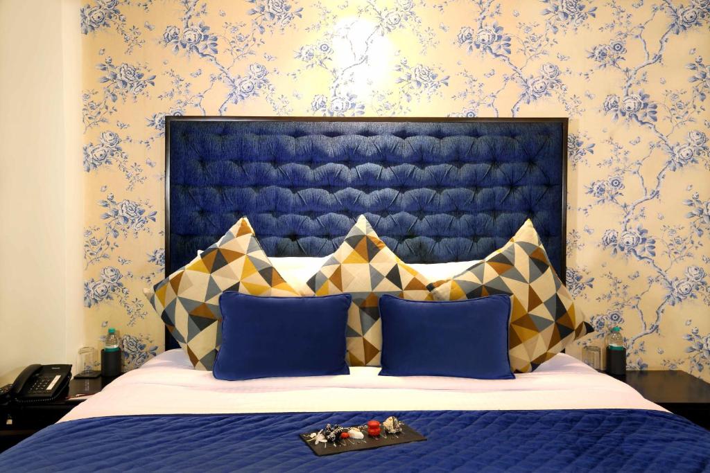 Postel nebo postele na pokoji v ubytování Mosaic Hotel, Noida