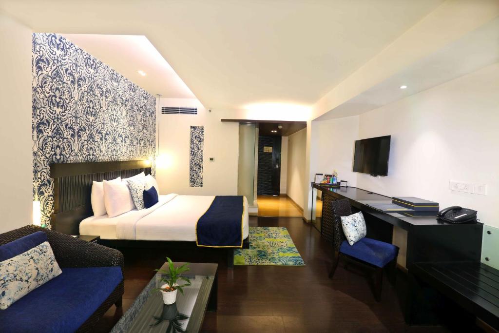 Postel nebo postele na pokoji v ubytování Mosaic Hotel, Noida