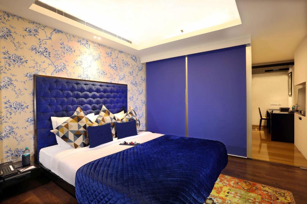 Postel nebo postele na pokoji v ubytování Mosaic Hotel, Noida