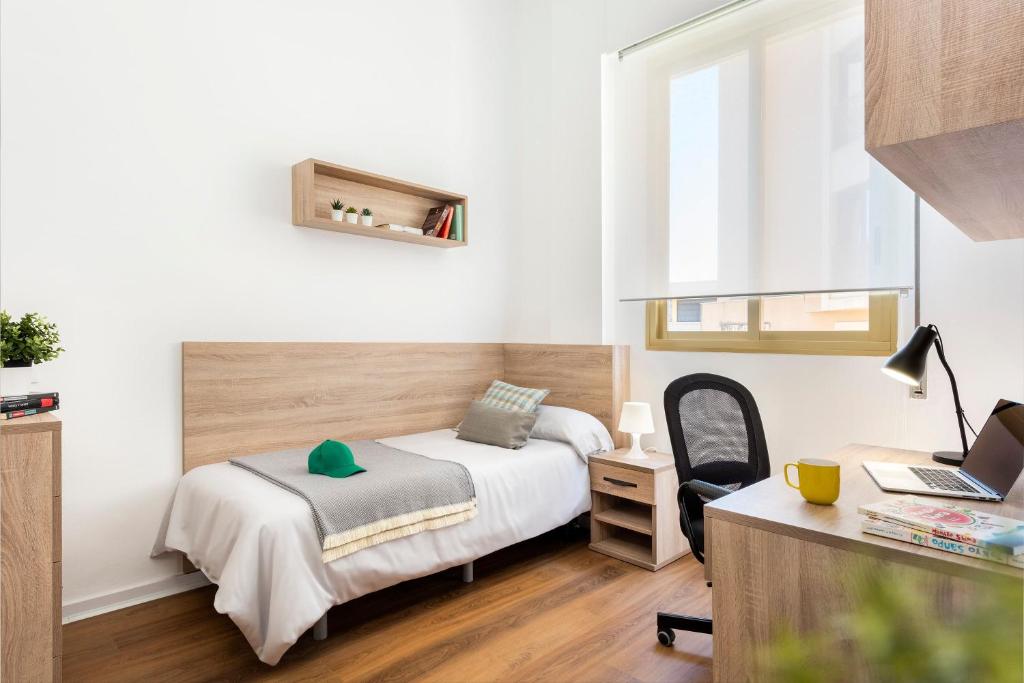 1 dormitorio con cama, escritorio y silla en Micampus Armendariz Student Residence, en Sevilla