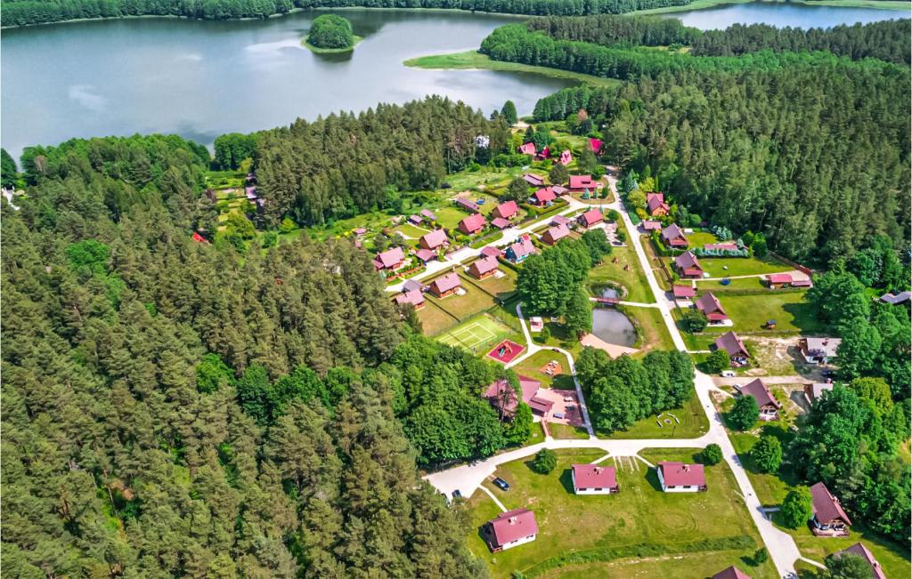 una vista aérea de un parque con árboles y un lago en Lovely Home In Gietrzwald With Kitchen, en Gietrzwałd