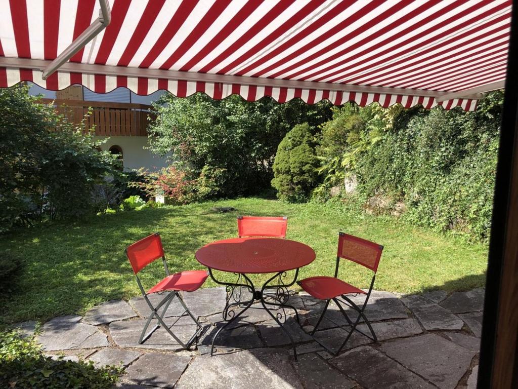 萊茵費爾登的住宿－Dreiländereck, schöne Ferienwohnung mit großem Freisitz，一张桌子和四把椅子坐在帐篷下