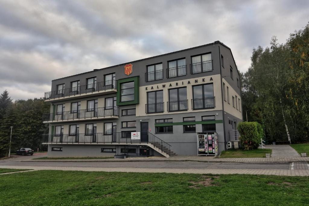 Pawilon Sportowo Turystyczny Kalwarianka - Housity