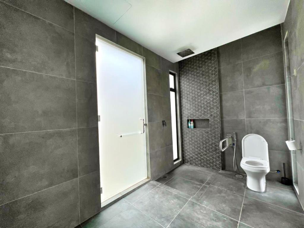 bagno con servizi igienici e ampia finestra. di Ezu Isle Langkawi Pool Villa a Pantai Cenang
