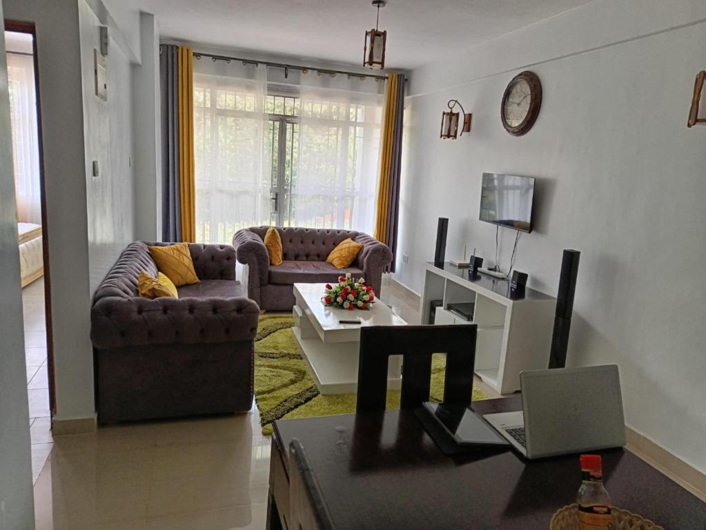 Zona d'estar a Zoe Homes Greypoint 1br and 2br Apartment 101