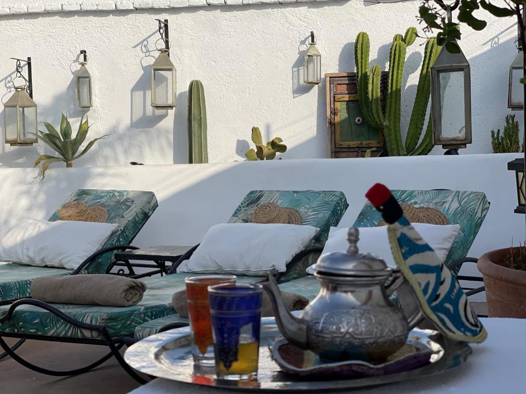 une table avec une théière et une théière sur un plateau dans l'établissement Riad Chocolat, à Marrakech