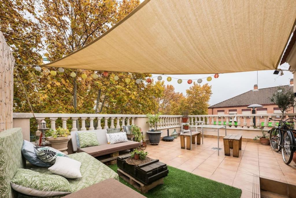 Ático con terraza y chimenea junto a Universidad - Apartamento De Una Habitación
