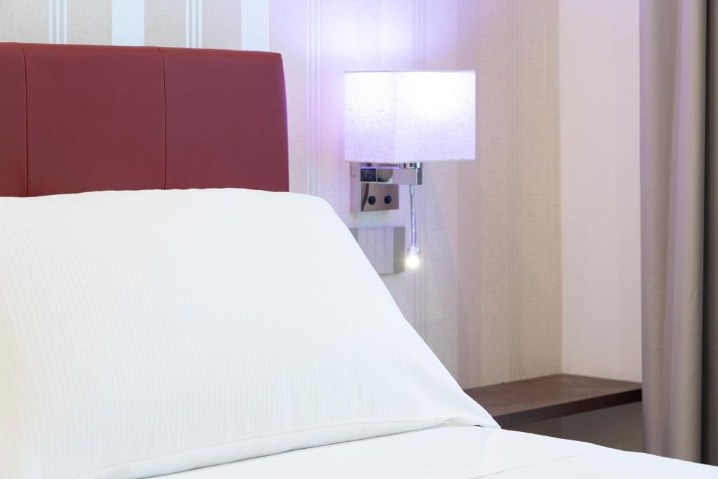 Postel nebo postele na pokoji v ubytování Varese Suites