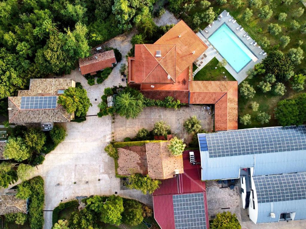 una vista aérea de una casa con paneles solares en Agriturismo Costantino, en Maida