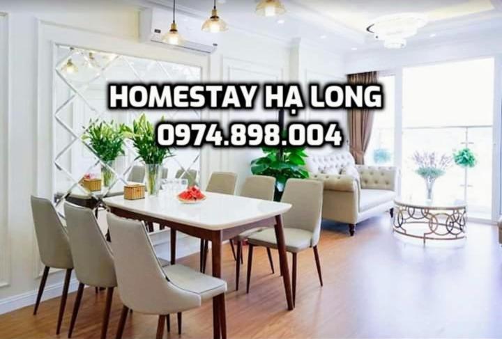 una sala da pranzo con tavolo e sedie bianchi di Homestay Ha Long Luxury 3 bedroom (ocean view) a Ha Long