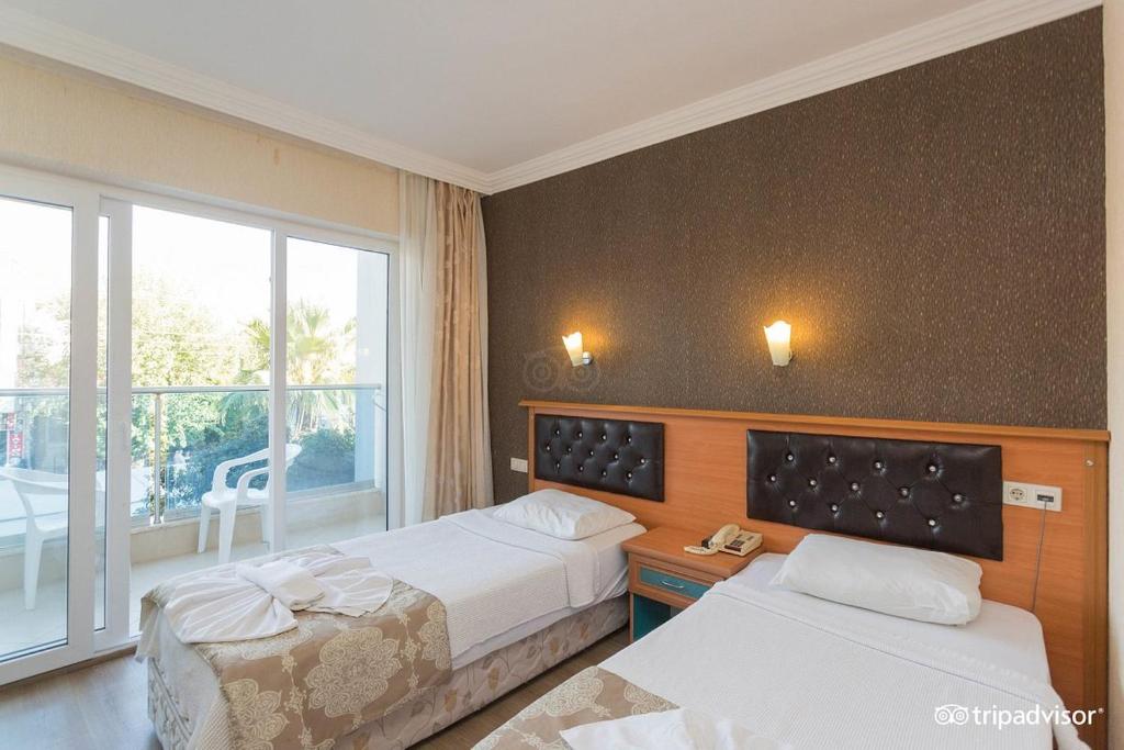 um quarto de hotel com duas camas e uma janela em Epic Hotel em Marmaris