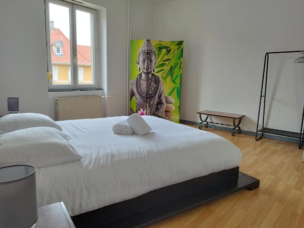 Le Thannois - appartement 2 chambres, salon, cuisine équipée, parking et wifi gratuit tesisinde bir odada yatak veya yataklar
