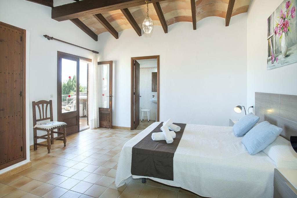 Postel nebo postele na pokoji v ubytování Owl Booking Villa Santuiri - Exclusive Holidays