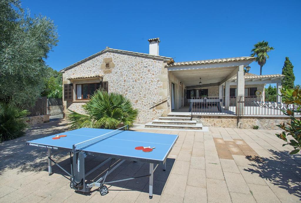 Stolní tenis v ubytování Owl Booking Villa Santuiri - Exclusive Holidays nebo okolí