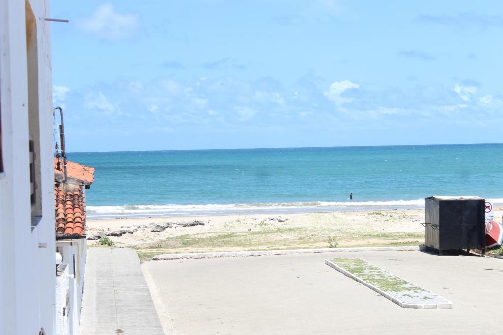 a view of the beach from a building at Casinha Valdenia: No paraíso com Wi-Fi, em Mundaú in Trairi