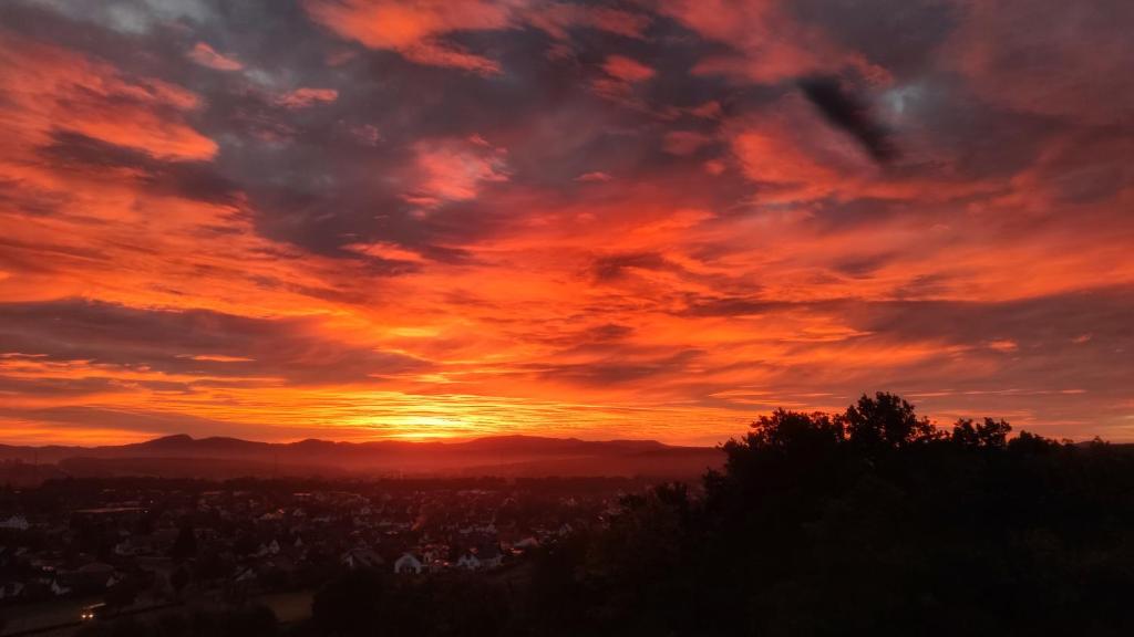 Východ nebo západ slunce při pohledu z hotelu nebo okolí