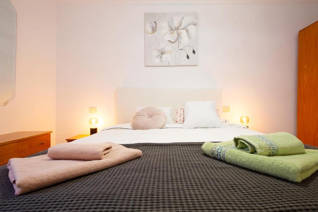 Łóżko lub łóżka w pokoju w obiekcie Apartamento Tanzanita