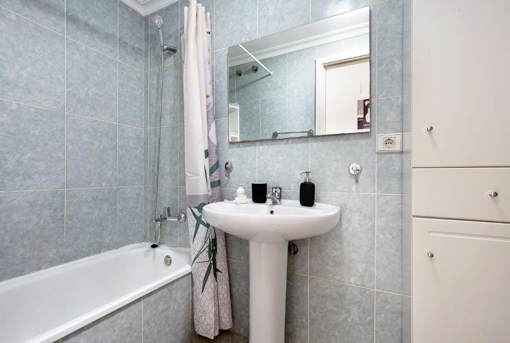 łazienka z umywalką i wanną w obiekcie Apartamento Tanzanita w mieście Costa Calma