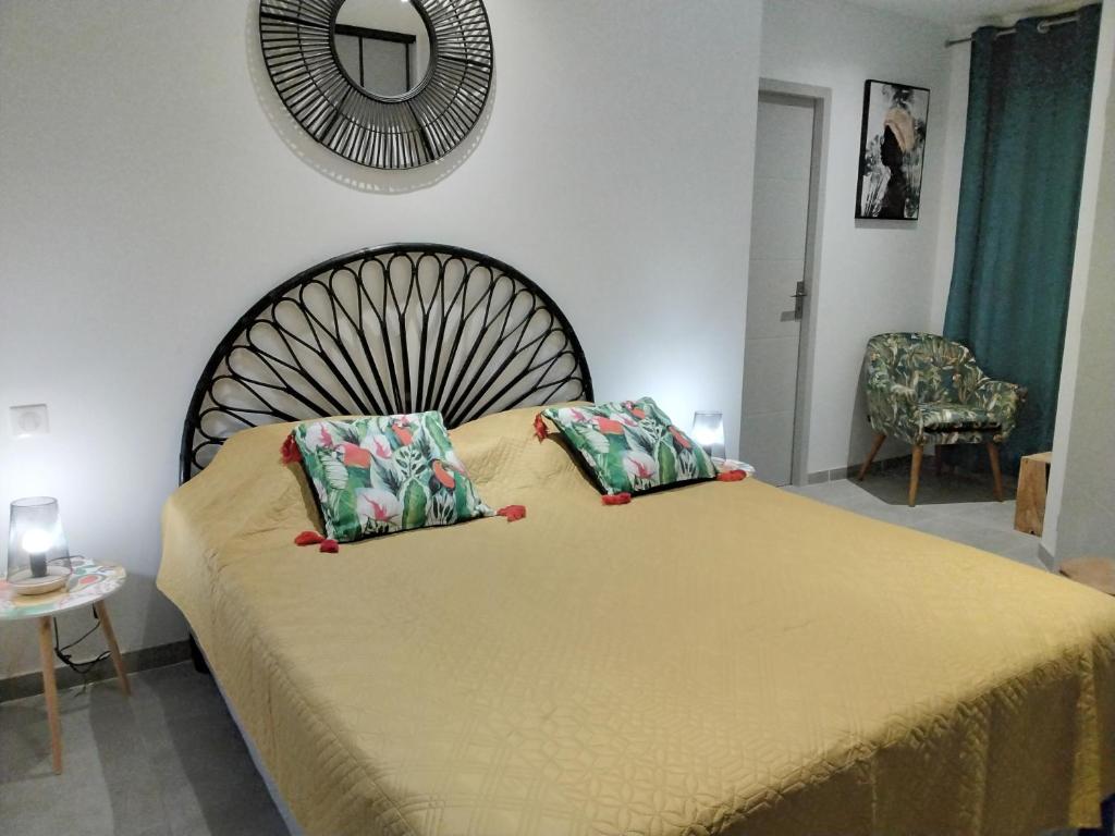 una camera da letto con un letto grande con due cuscini di Villa en bord de plage a Sète