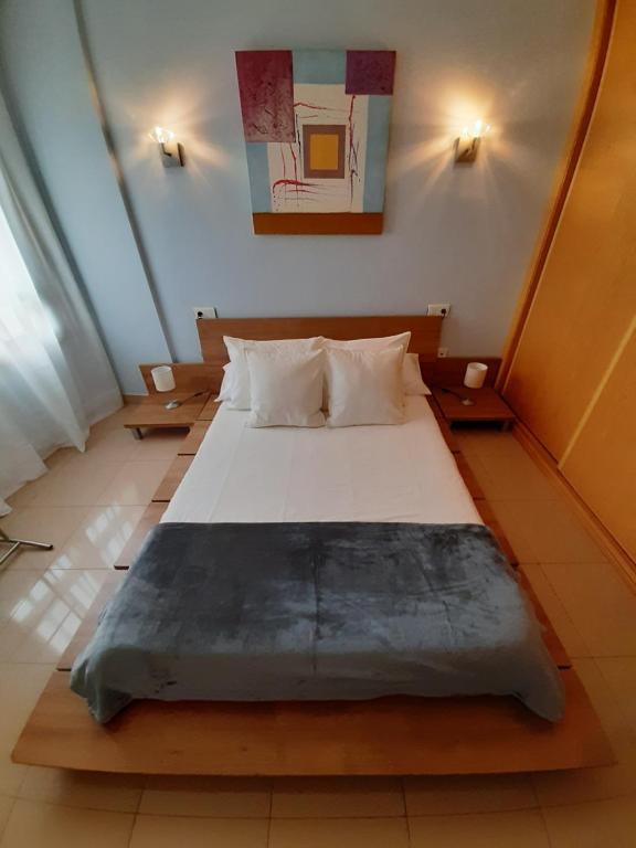 um quarto com uma cama grande num quarto em APARTAMENTO CORTEGADA em Vilagarcía de Arousa