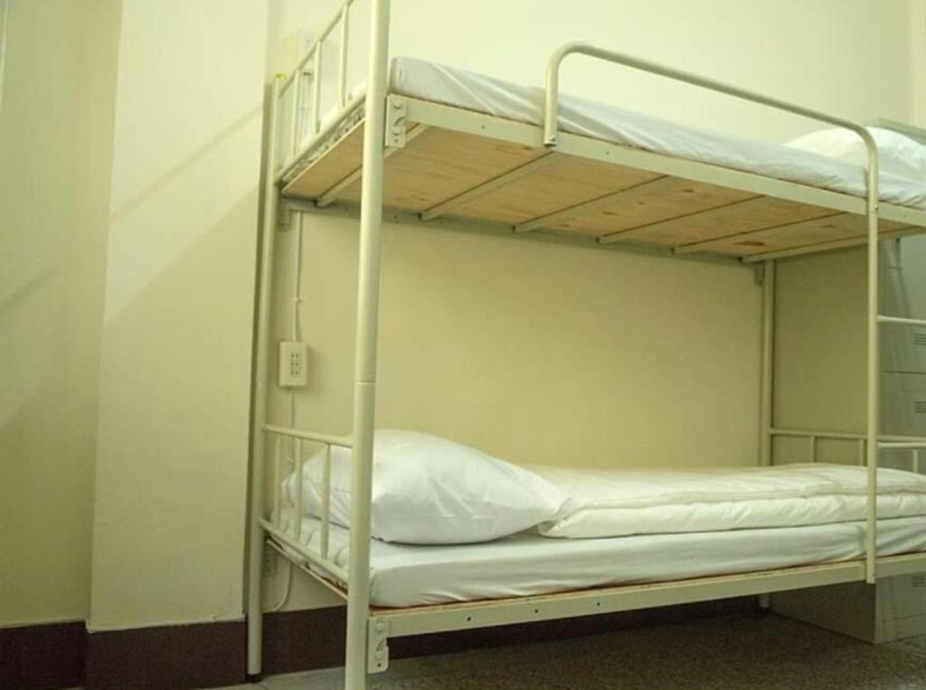 Tara 塔拉Guest House - Lit Dans Une Salle De Dortoir Mélangée à 6 Lits