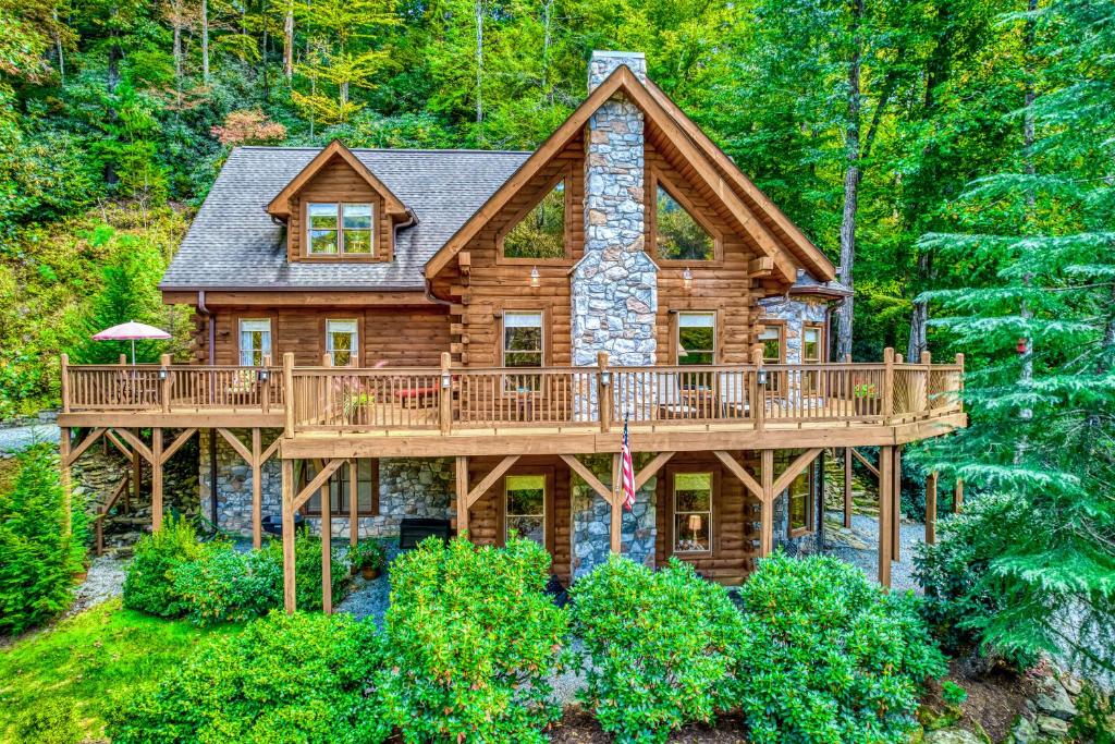 Cabaña de madera con terraza grande en el bosque en Carolina Mountain Retreat, en Shumont