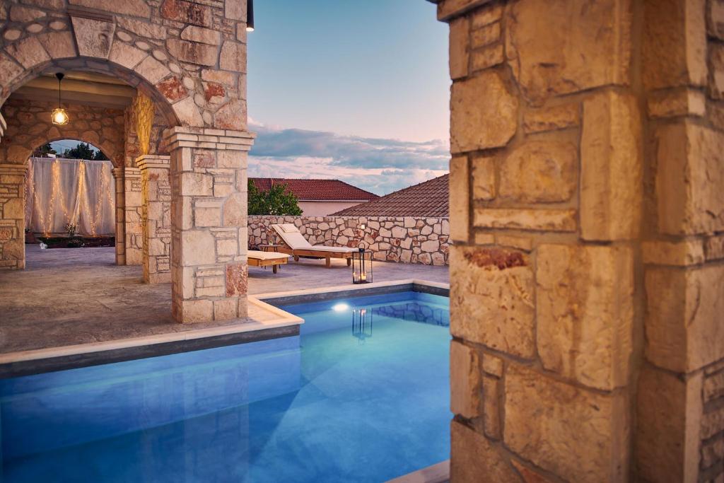 Bazén v ubytování Ioanna Château - Luxury Stone Villa nebo v jeho okolí